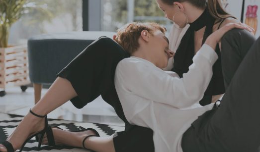 תמונה של המאמר על לימודי ייעוץ מיני בה רואים שתי נשים יושבות מחובקות על רצפה של משרד
